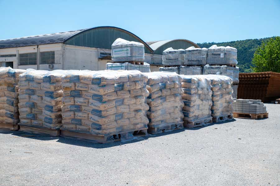 Složeni cement u vrećama u trgovini TGM Otočac